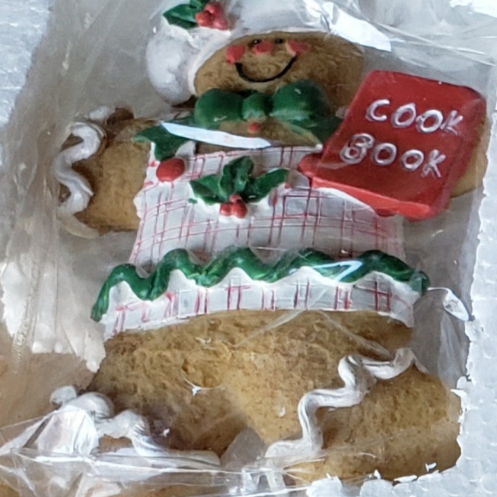 NIB Gingerbread magnets set - Picture 8 of 8